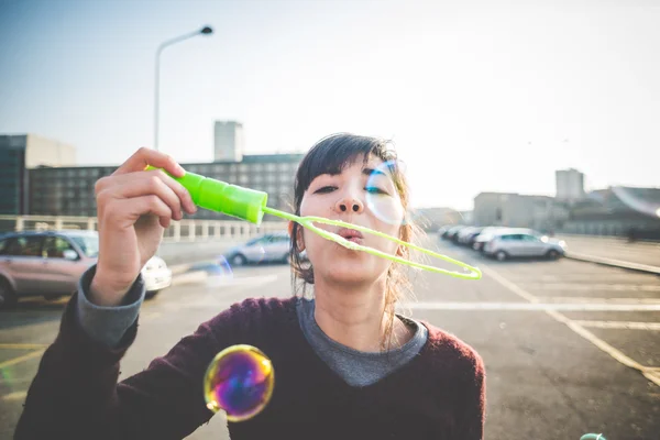 Femme avec ventilateur à bulles — Photo