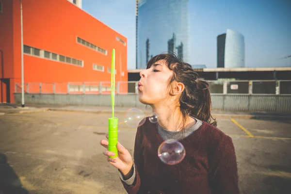 Женщина с пузырьковым вентилятором — стоковое фото