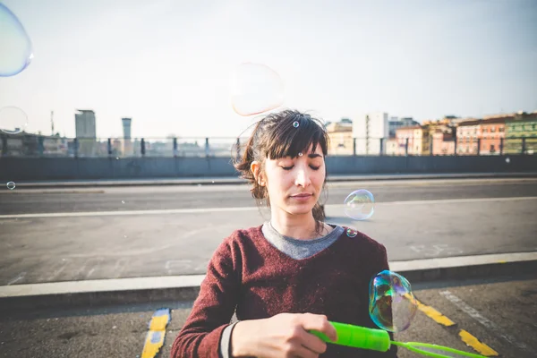 Vrouw met zeepbel blower — Stockfoto