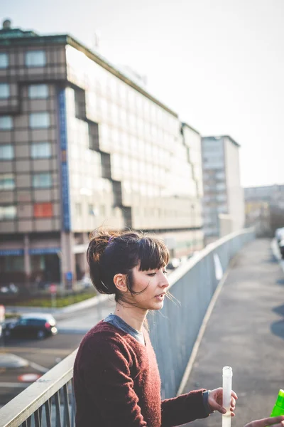 Femme avec ventilateur à bulles — Photo