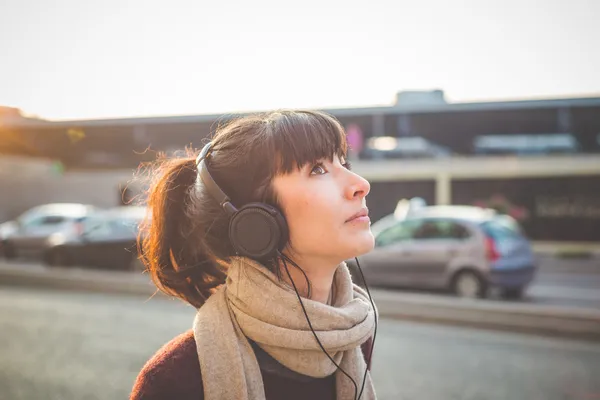 Frau hört Musik — Stockfoto