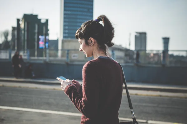 Femme utilisant un téléphone intelligent — Photo