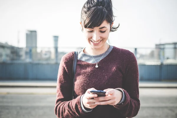 Akıllı telefon kullanan kadın