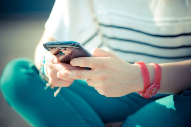 esmer kadın ile smartphone