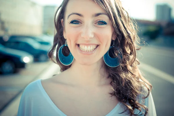 Brunette vrouw met smartphone — Stockfoto