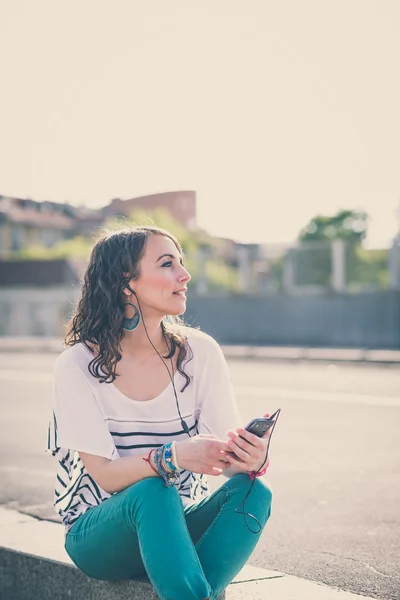 Mujer morena con smartphone — Stockfoto