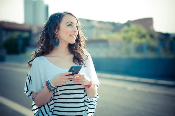 Brunette woman with smartphone — Stock Photo, Image