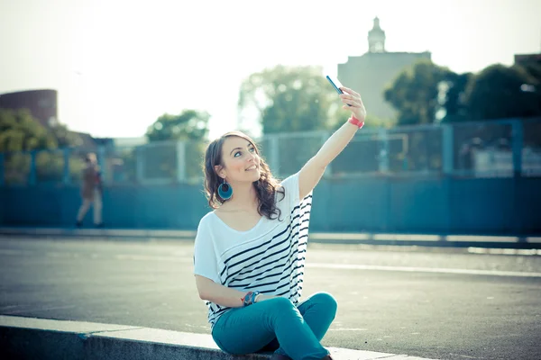 Brunette femme avec smartphone — Photo