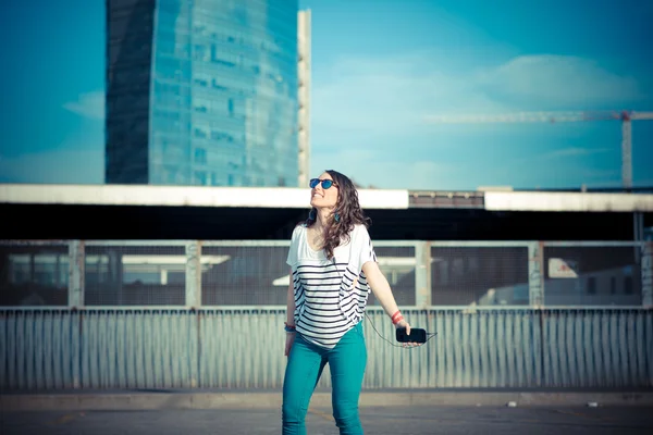 Brunette woman with smartphone — Stock Photo, Image