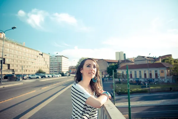 Junge schöne brünette Frau — Stockfoto