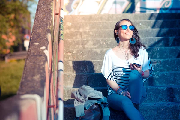 Brünette Frau mit Smartphone — Stockfoto