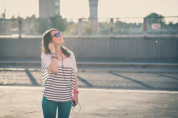 Mujer morena con smartphone — Stockfoto