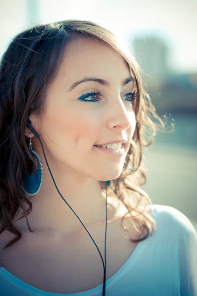 Brunette woman with smartphone — Stock Photo, Image