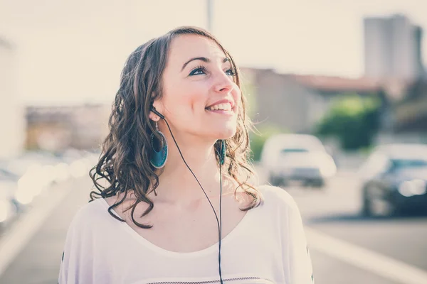 Mujer morena con smartphone — Stockfoto