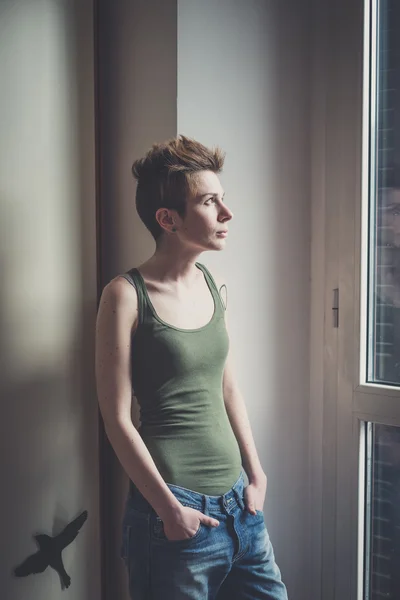 Junge lesbische stilvolle Frisur Frau — Stockfoto