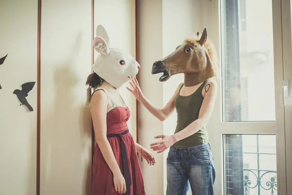 Häst mask lesbisk par — Stockfoto