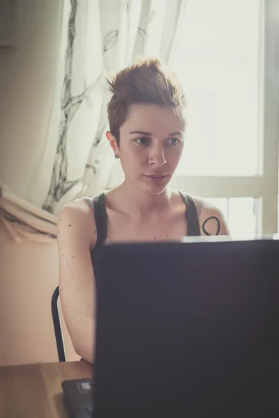 Woman using notebook — Stock Photo, Image