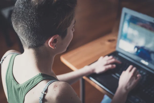 Vrouw met laptop — Stockfoto