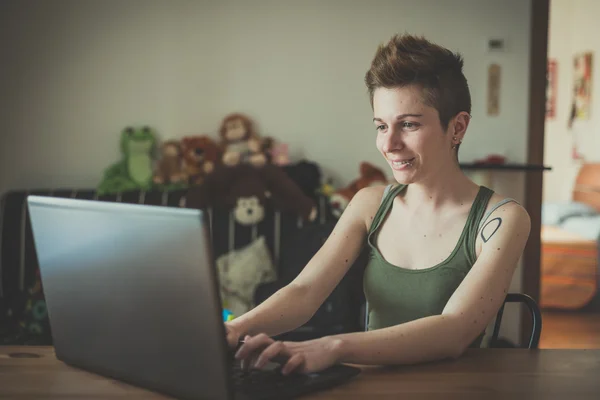 Woman using notebook — Stock Photo, Image