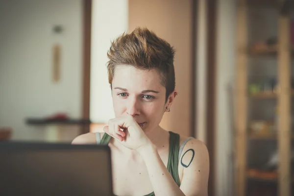 Woman using notebook — Stock Photo, Image