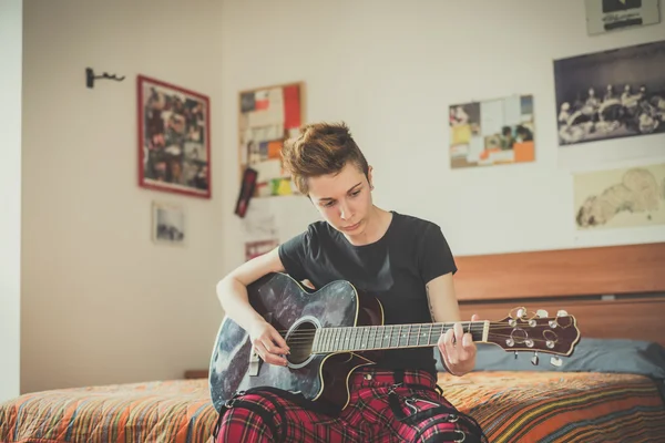 Lezbiyen kadın gitar çalmak — Stok fotoğraf