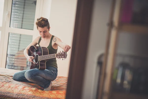 Lesbische Frau spielt Gitarre — Stockfoto