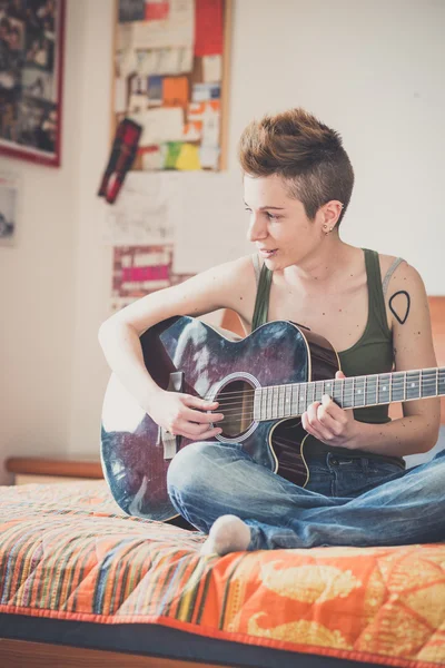 Lesbische vrouw spelen gitaar — Stockfoto