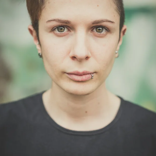 Ung lesbisk stilfuld frisure kvinde - Stock-foto