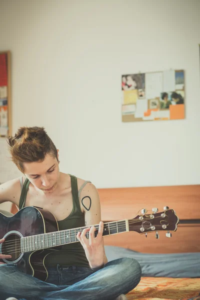 Lesbická žena hraje kytara — Stock fotografie