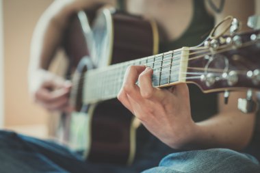 kadının elinde gitar çalmak