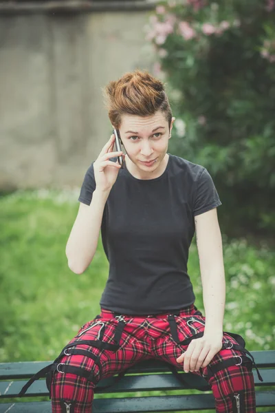 Jonge lesbische stijlvolle haren stijl vrouw met behulp van slimme telefoon — Stockfoto