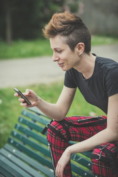 Kvinna med smarttelefon — Stockfoto