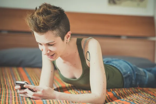 Woman using smart phone — Stock Photo, Image