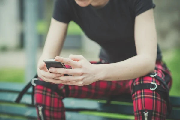 Mujer usando teléfono inteligente — Foto de Stock