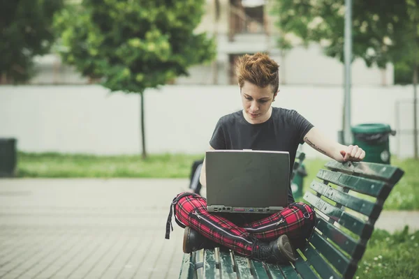 Jonge lesbische stijlvolle haren stijl vrouw laptop gebruiken — Stockfoto