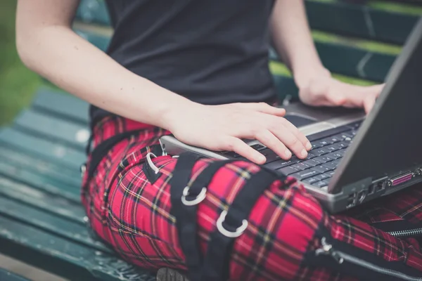 Lesbianas estilo de pelo elegante mujer usando notebook — Foto de Stock