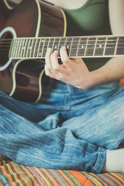 Woman hands playing guitar — Stock Photo, Image
