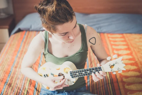 Giovane donna elegante suonare la chitarra — Foto Stock