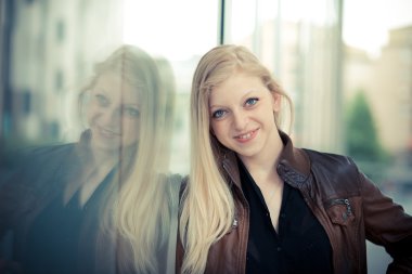 Güzel sarışın kadın.