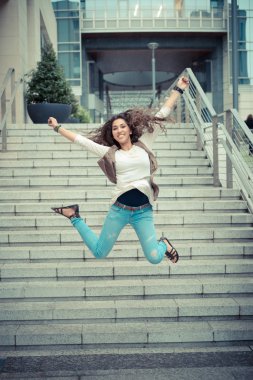 güzel kıvırcık uzun esmer saçlı Faslı kadın