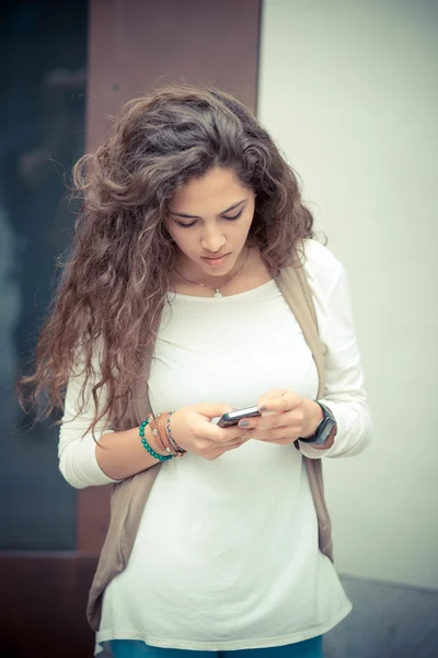 Hermosa mujer marroquí usando teléfono inteligente — Foto de Stock