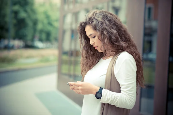 Smartphone kullanarak güzel bir Faslı kadın — Stok fotoğraf