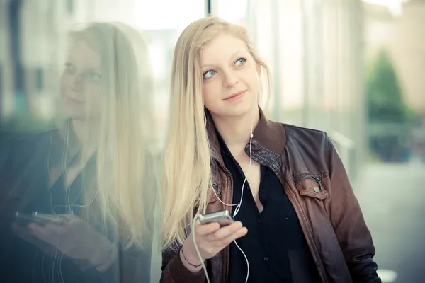 Mooie blonde vrouw gebruikend smartphone — Stockfoto