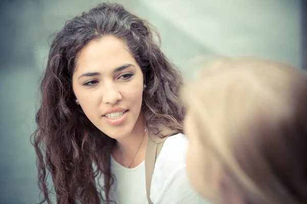 Dos mujeres jóvenes hablando al aire libre —  Fotos de Stock