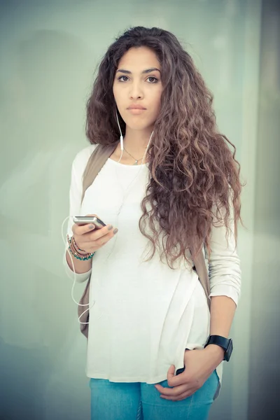 Mooie krullend lang brunette haar Marokkaanse vrouw — Stockfoto