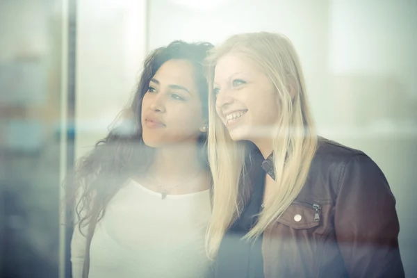 Blonde et brune belles jeunes femmes élégantes — Photo