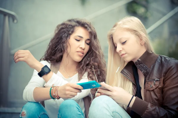 Blonde and brunette beautiful stylish young women — Stock Photo, Image