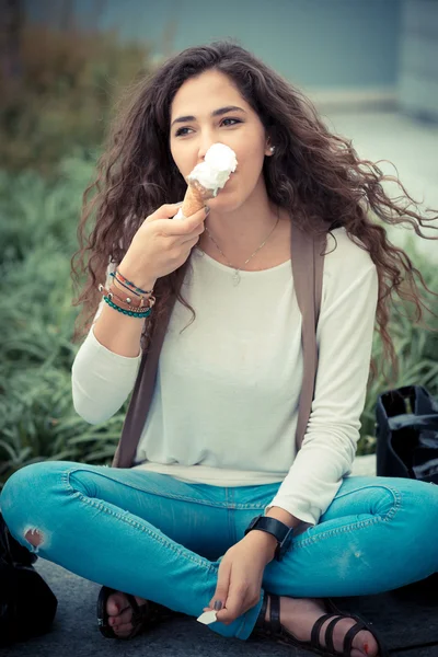 Bela encaracolado longo morena cabelo marroquino mulher — Fotografia de Stock