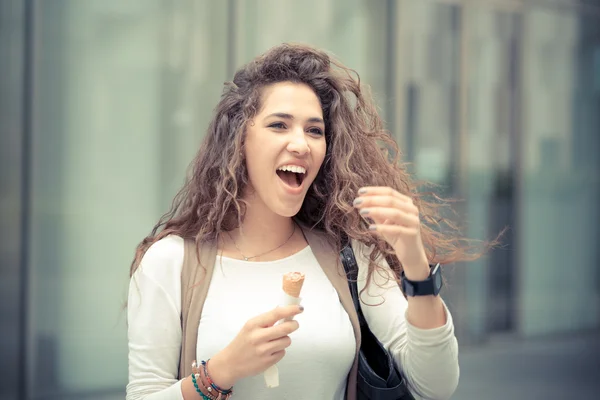 Belle frisée longue brune cheveux femme marocaine — Photo