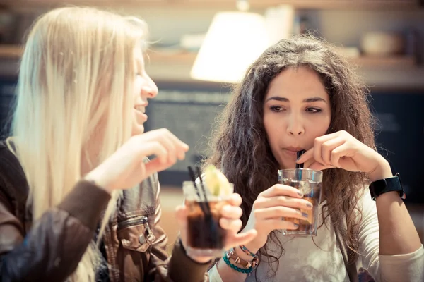 Blond en brunette mooie stijlvolle jonge vrouwen — Stockfoto